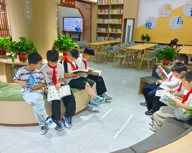 <b>终于近距离才智了人工智能的技能小学的校园里孩子们欢呼雀跃</b>