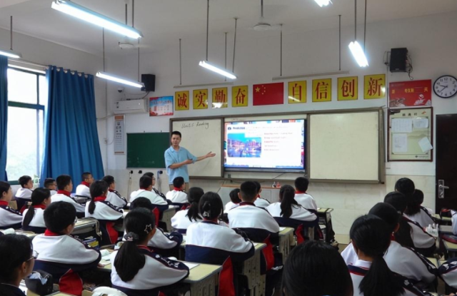 学生可动态复现真实场景实现物理环境与数字空间的虚实共生 学生可动态复现真实场景实现物理环境与数字空间的虚实共生