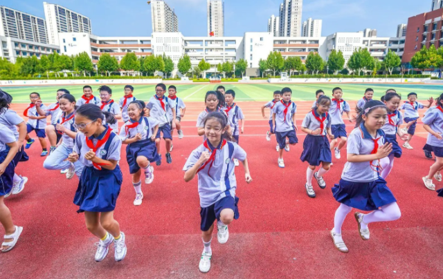 眼里有光身上有汗是让学生动起来在奔驰跳动中感触运动的快乐 眼里有光身上有汗是让学生动起来在奔驰跳动中感触运动的快乐