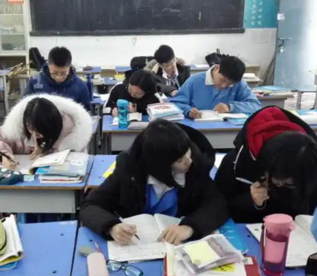 标准处理学生带入学校的智能产品严禁将手机等产品带入课堂 标准处理学生带入学校的智能产品严禁将手机等产品带入课堂