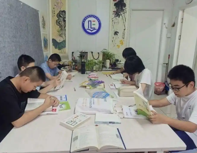 <b>学子走出教室在家校协同伙伴相伴的实践讲堂里拓展眼界</b>