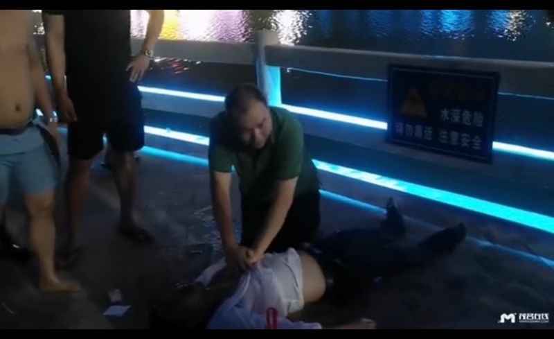 教科书式救援!广东一名体育老师潜入湖底救人,路人接力心肺复苏