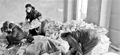 水木年华成员送15吨蔬菜到湖北 途中唱《启程》解乏