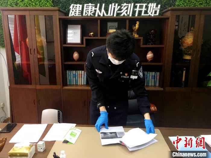 经过警方调查,潘某等人不仅无法提供100万枚现货口罩,还将所得的款项用于购买防护服等其他防疫物资用于囤积居奇或者挪作他用。上海警方供图 “预防抑制新冠病毒消毒水”? 沪警方侦破虚假广告牟利案