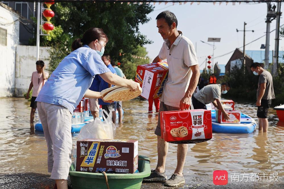 新乡水位下降，消防战士抢险救灾累得躺倒车旁