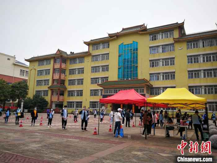  广西初三高三年级学生开学 抗疫专家给桂林学生上开学第一课